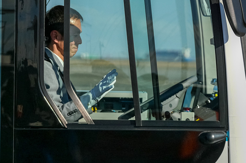 自動走行中は運転手がハンドルからわずかに手を離している
