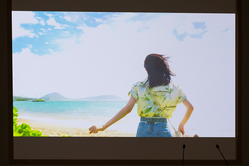 女優の髙橋ひかるさんがハワイの魅力を軽快な曲に合わせて紹介する