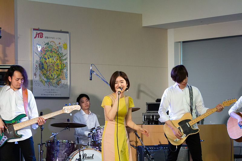 バンドをバックに「アップルティー」を熱唱する杏沙子さん