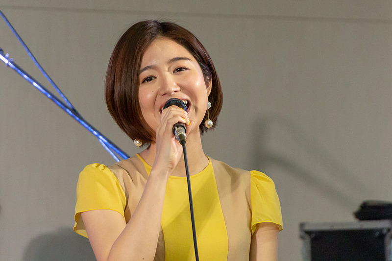 バンドをバックに「アップルティー」を熱唱する杏沙子さん