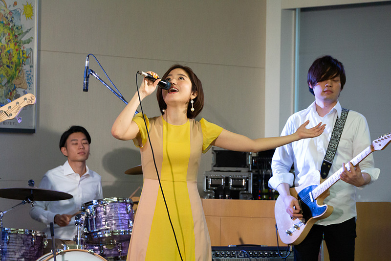 バンドをバックに「アップルティー」を熱唱する杏沙子さん