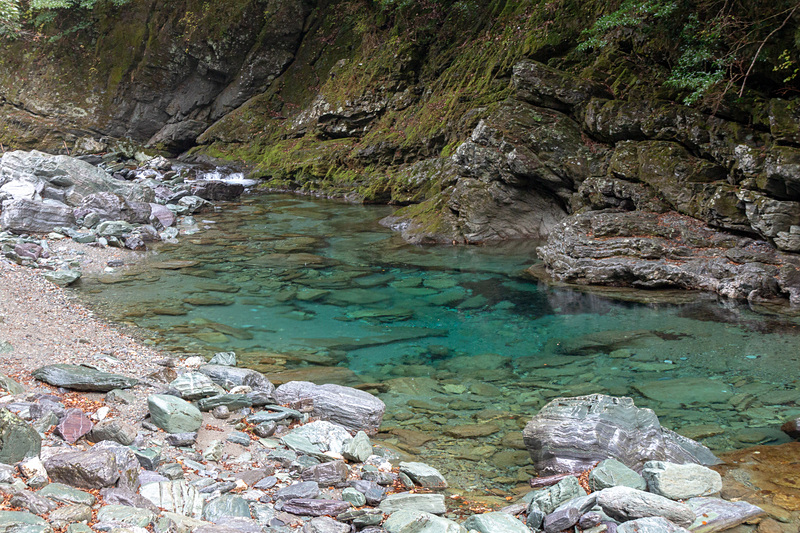 “仁淀ブルー”と呼ばれる透きとおった青色が特徴の仁淀川。上流に行くとこの青さに出会える