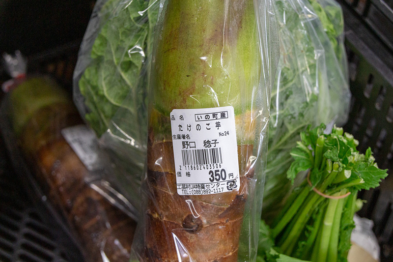 高知は野菜の生産も盛ん。直売所にはトマトや大根、白菜といった定番の野菜から珍しい農産物が所狭しと並んでいる。なかでも「東山」と呼ばれている蜜をまぶした干しイモは、この地域ならではの名産品とのことだ