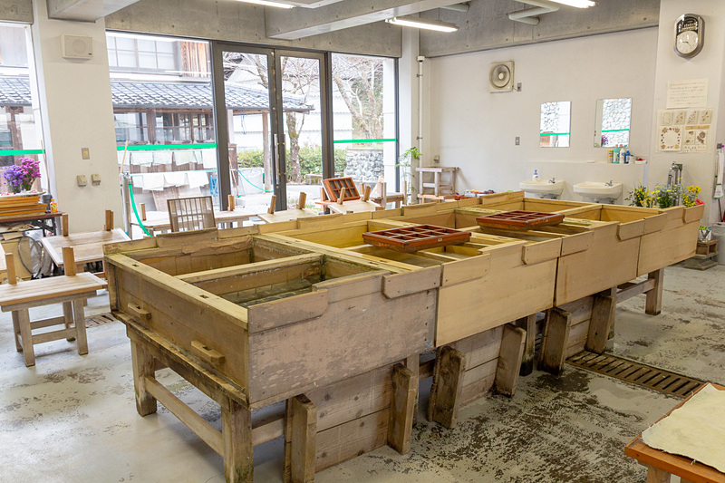 工房のなかには“ためすき”を行なう漉き舟が並ぶ。この中の水には和紙の繊維とノリが溶かされている