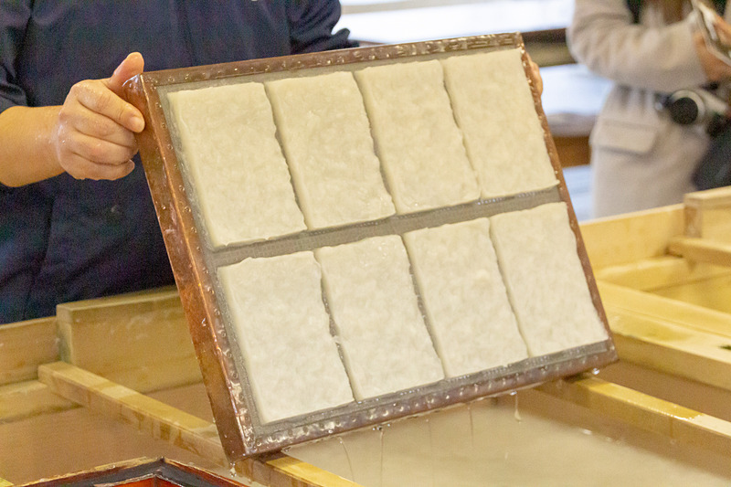 原料の入った水溶液をよくかき混ぜ、簀桁ですくい上げる。紙の厚さを均等にするために前後左右に振り、水を切って枠を外す。あとは台の上で乾燥させれば出来上がり。水は冷たいし重いしで、結構大変な作業