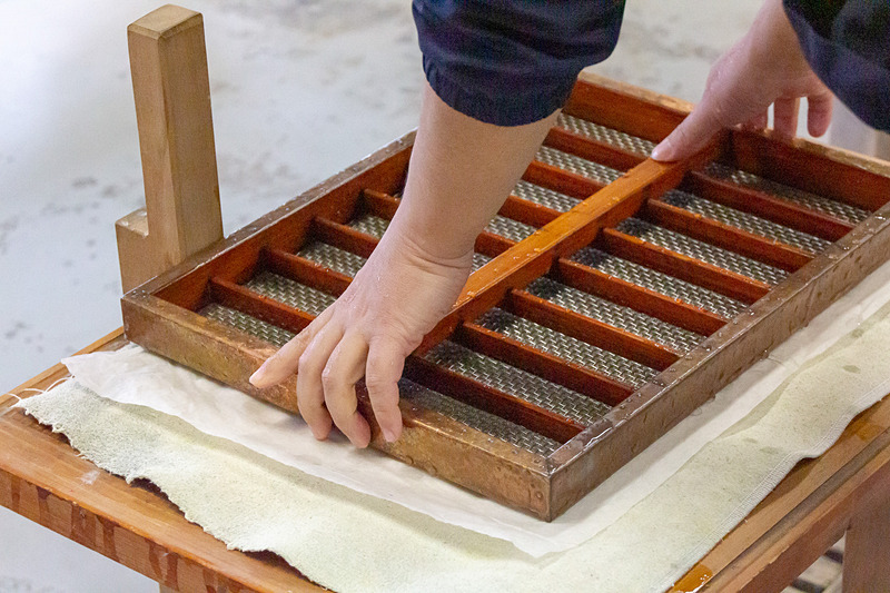 原料の入った水溶液をよくかき混ぜ、簀桁ですくい上げる。紙の厚さを均等にするために前後左右に振り、水を切って枠を外す。あとは台の上で乾燥させれば出来上がり。水は冷たいし重いしで、結構大変な作業