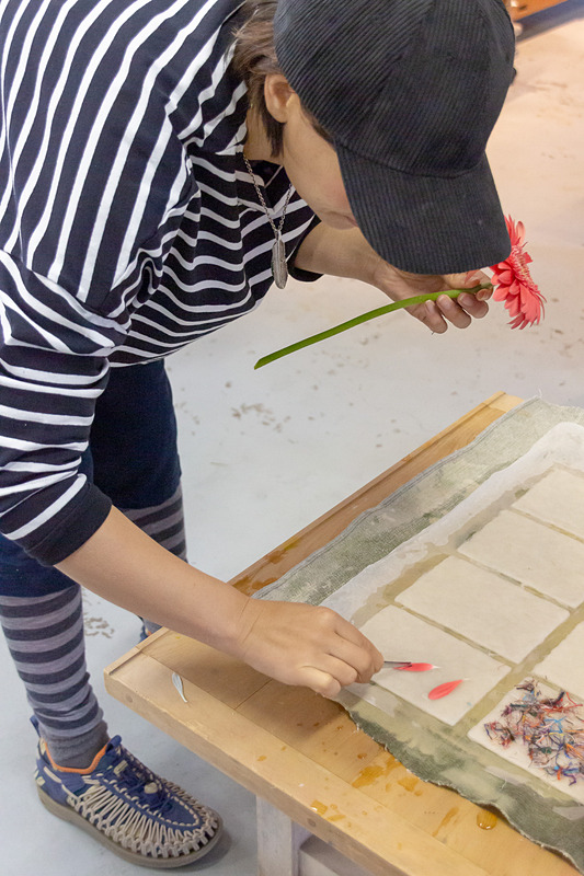 工房に用意されている花などを使ってオリジナル和紙が作成できる