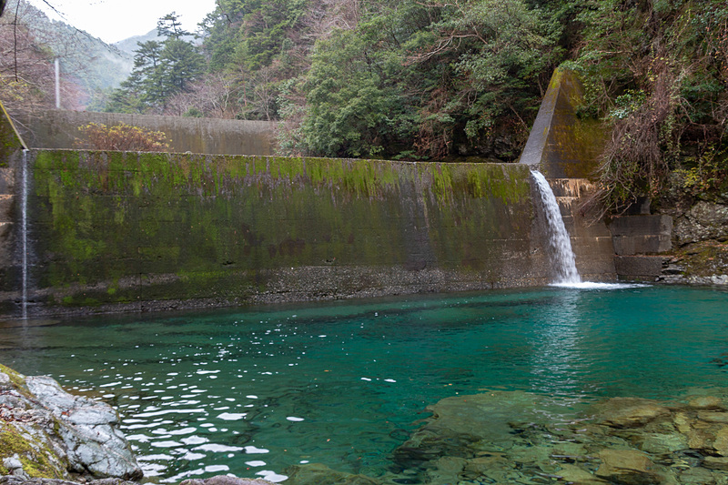 仁淀ブルーの極みは水晶淵で見ることができる。SNSで見たこの光景に出会うため訪れる人も多いそうだ