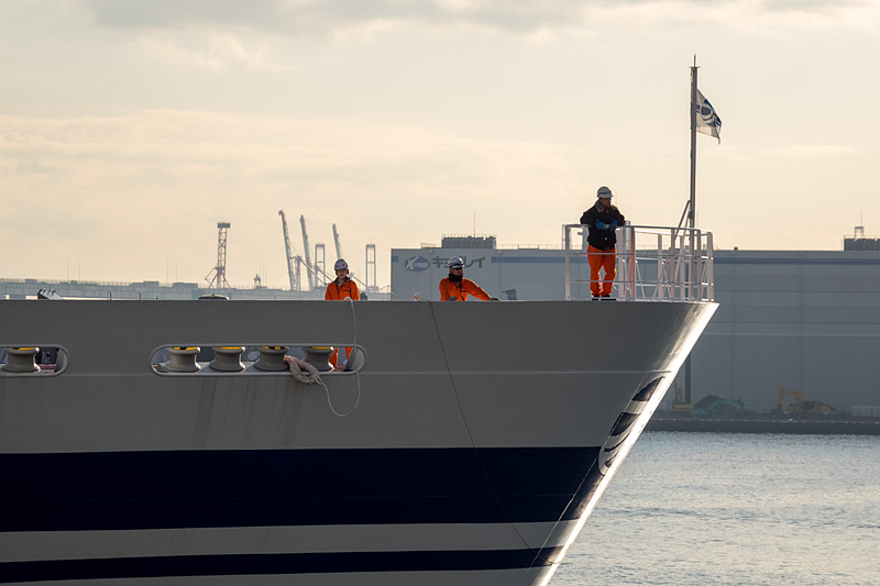 9時の入港を予定していたきたかみは、8時15分ごろにベイブリッジをくぐり、大さん橋のAバースに接岸した