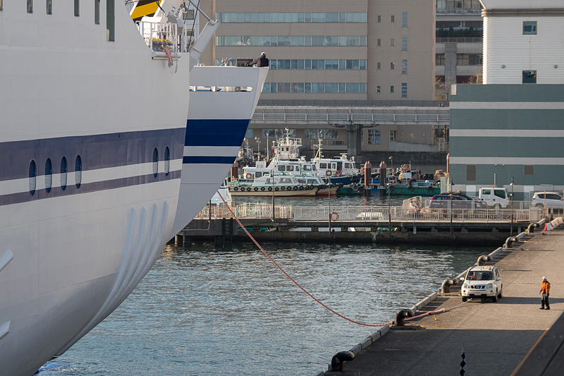 9時の入港を予定していたきたかみは、8時15分ごろにベイブリッジをくぐり、大さん橋のAバースに接岸した