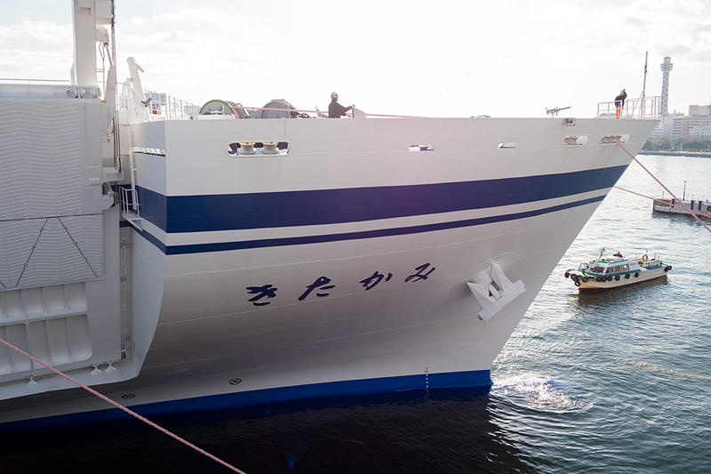 9時の入港を予定していたきたかみは、8時15分ごろにベイブリッジをくぐり、大さん橋のAバースに接岸した