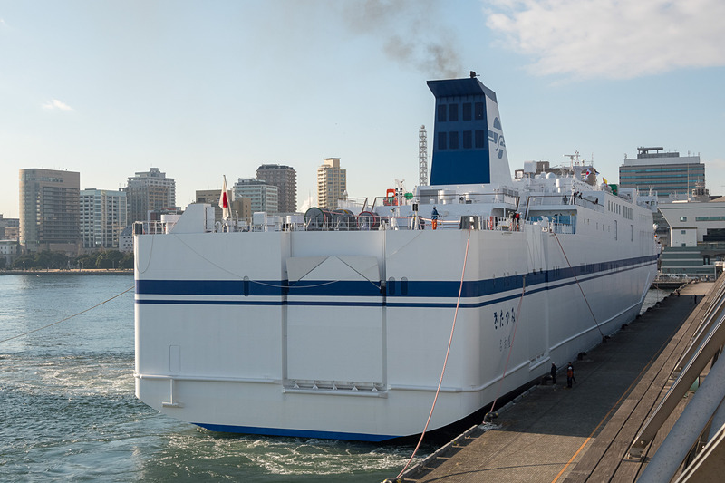 9時の入港を予定していたきたかみは、8時15分ごろにベイブリッジをくぐり、大さん橋のAバースに接岸した