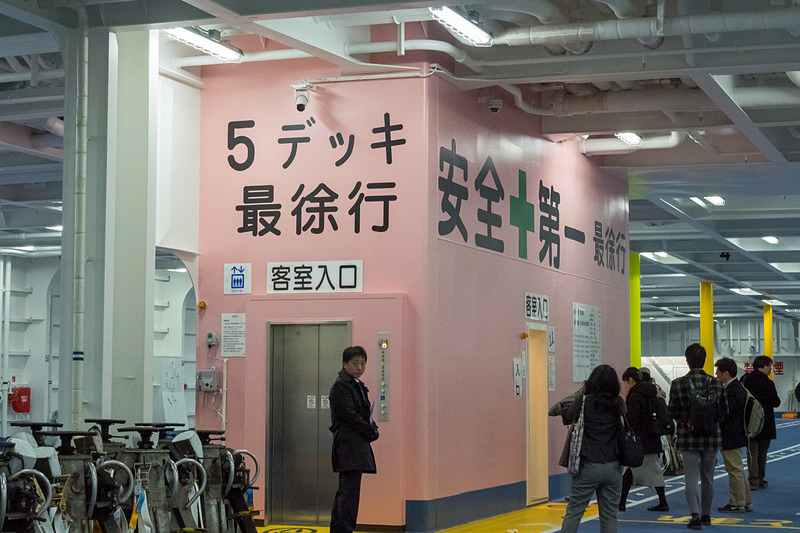 車両甲板。前後に1か所ずつ客室へのアクセス路が設けられ、いずれもエレベータを備えている
