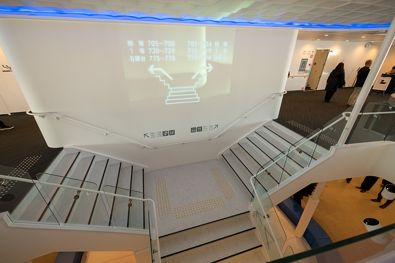 吹き抜け部の壁でプロジェクションの上映