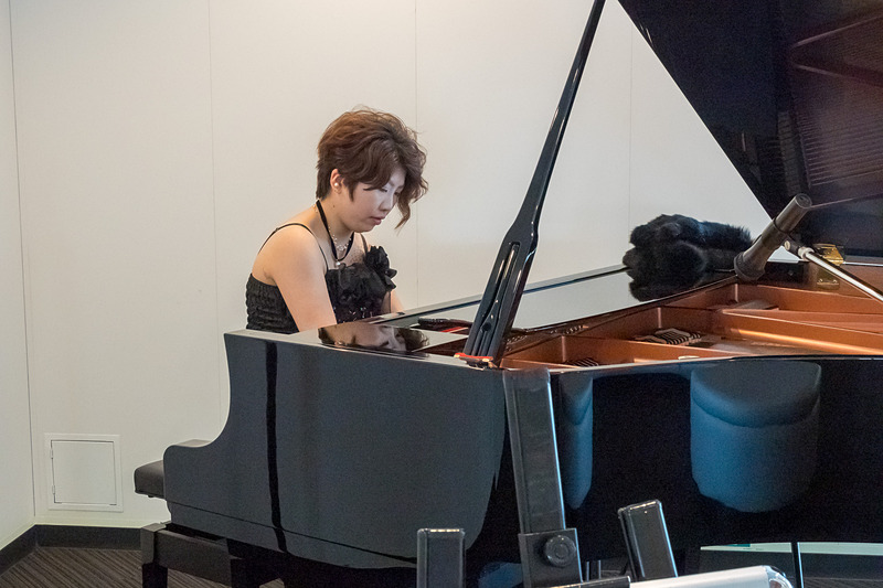 見学会時にはピアニスト・秦野萌氏による生演奏が行なわれた