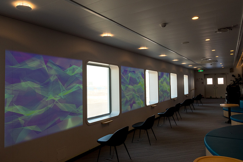 展望プロムナード。窓間を使ったプロジェクションマッピングを実施