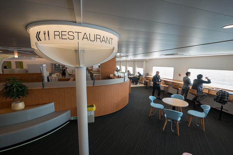 レストラン「グリーンプラネット（GREEN PLANET）」。木目を活かした温もりのあるデザイン。食事はビュッフェ形式で朝食と昼食が大人1000円/子供800円、夕食が大人2000円/子供1200円