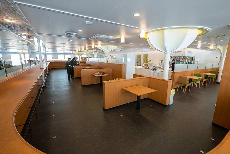 レストラン「グリーンプラネット（GREEN PLANET）」。木目を活かした温もりのあるデザイン。食事はビュッフェ形式で朝食と昼食が大人1000円/子供800円、夕食が大人2000円/子供1200円