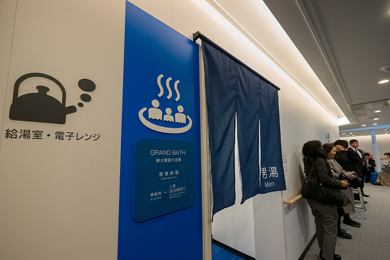 デッキ6にある展望大浴場。太平洋を眺めながら湯船で疲れを癒やせる