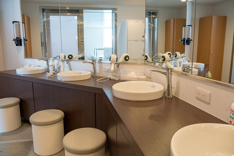 デッキ6にある展望大浴場。太平洋を眺めながら湯船で疲れを癒やせる