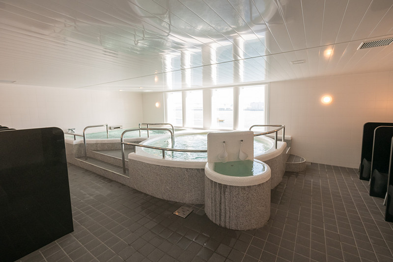 デッキ6にある展望大浴場。太平洋を眺めながら湯船で疲れを癒やせる