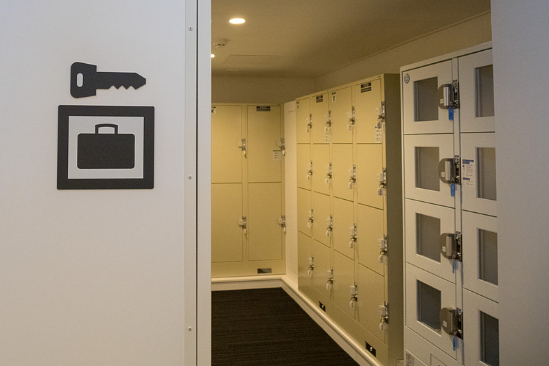 コインロッカー。白い冷蔵コインロッカーは200円。ベージュの通常のコインロッカーはデポジット形式で100円を投入し、利用後に返却される