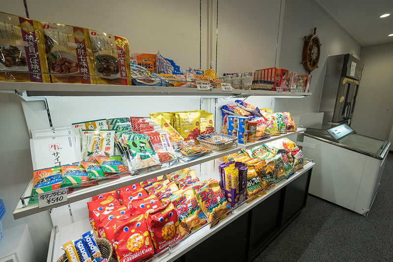 エントランスロビーにあるショップ。アルコール類も販売