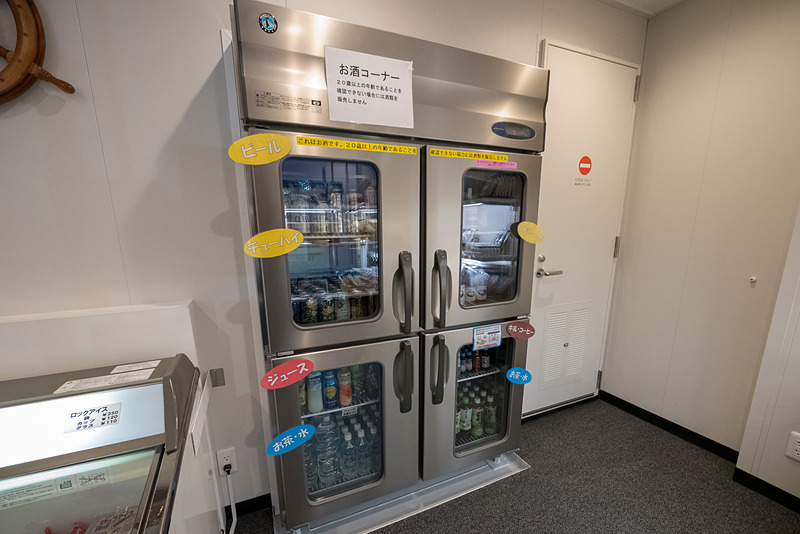 エントランスロビーにあるショップ。アルコール類も販売
