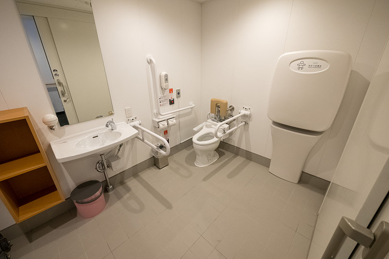 オストメイト対応トイレやシャワーなどを備える多目的化粧室