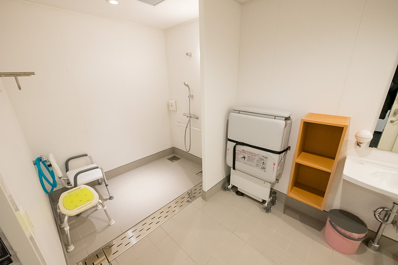 オストメイト対応トイレやシャワーなどを備える多目的化粧室