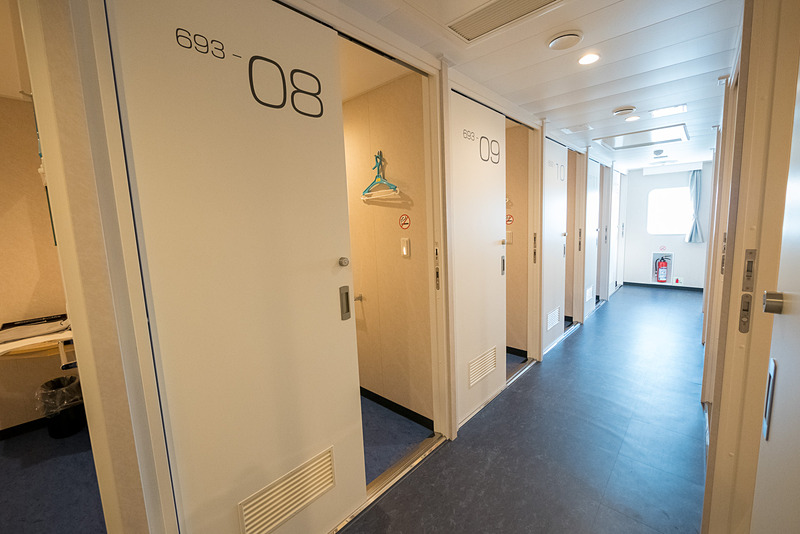 客室は相部屋ながらすべてのベッドに鍵付き扉を設け、個室のように利用できる