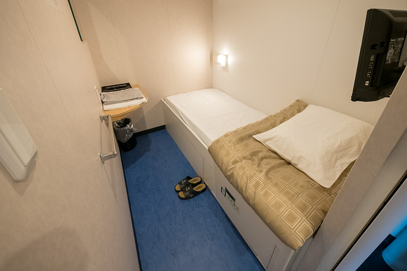 客室は相部屋ながらすべてのベッドに鍵付き扉を設け、個室のように利用できる