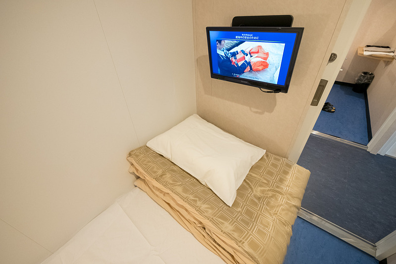 客室は相部屋ながらすべてのベッドに鍵付き扉を設け、個室のように利用できる