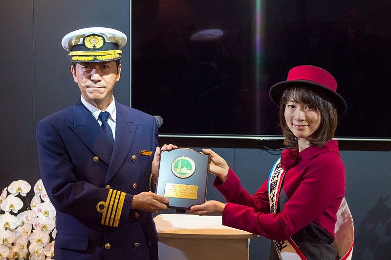 横浜観光親善大使 榊原里江氏から、きたかみ船長 川尻稔氏へ初入港記念盾を贈呈