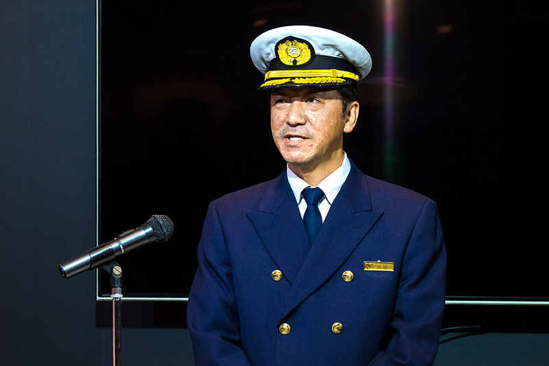 あいさつする川尻船長