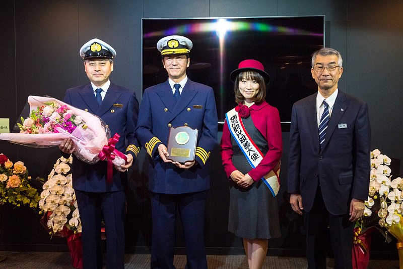 右から順に太平洋フェリー株式会社 代表取締役社長 志甫裕氏、横浜観光親善大使 榊原里江氏、きたかみ船長 川尻稔氏、きたかみ機関長 阿部紀彦氏