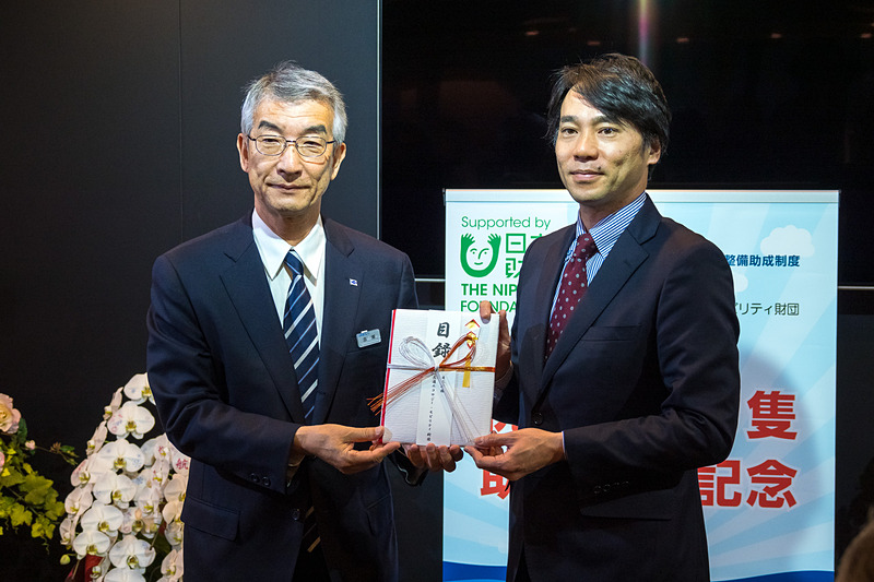 公益財団法人日本財団 海洋事業部海洋チーム チームリーダー 有川孝氏が目録を贈呈