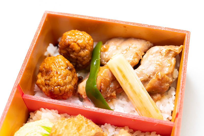 東京の「焼き鳥」。ネギが添えられた焼き鳥とつくね