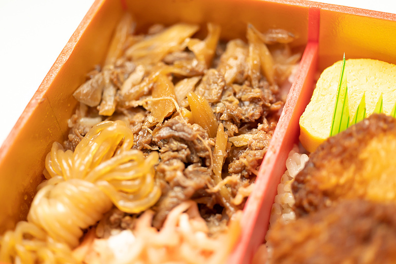 大阪の「すき焼き」はゴボウや玉ねぎが混じり、しらたきが添えられる