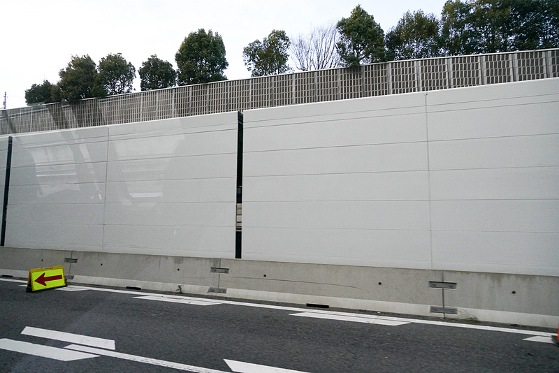 外環道の大泉JCT～新倉PA間の中央分離帯には7kmに渡って土砂を運び出すコンベアがすでに設置されている