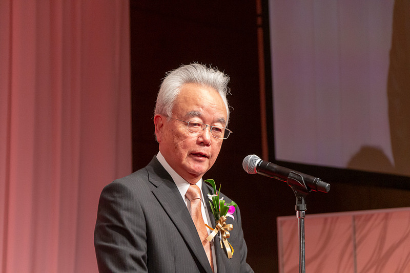 公務のために参加できなかった沖縄県知事の玉城デニー氏に代わり、沖縄県副知事の富川盛武氏が主催者を代表してあいさつ