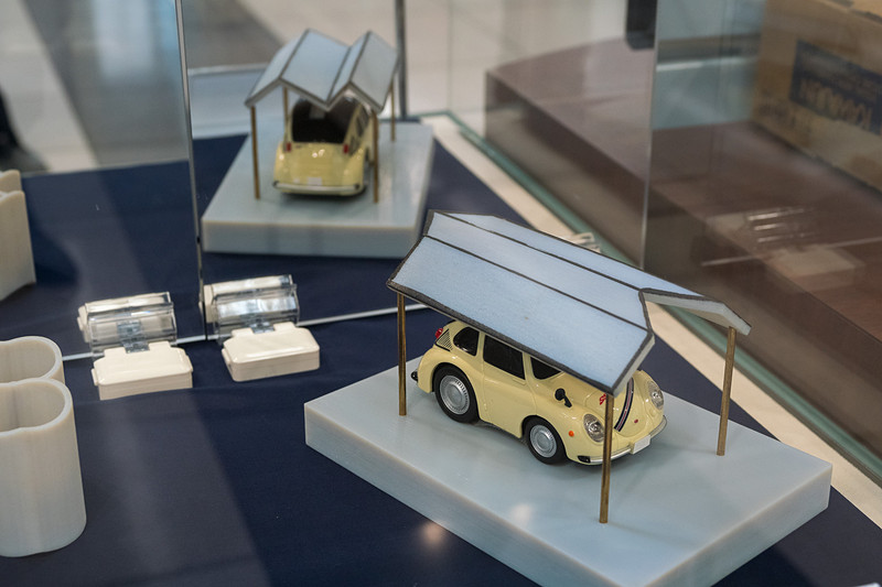 1月28日～5月6日に同駅構内で実施している「杉原厚吉のふしぎ？錯視展」。別の角度から見るとまったく異なる形に見える立体物の錯視作品を展示している