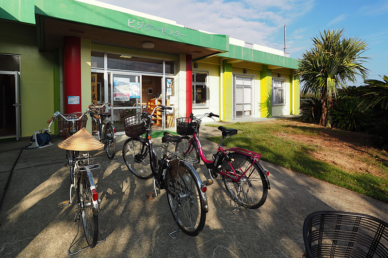 島内の交通手段は主に、アシスト付き自転車、レンタルEV、そして村営バス。また乗合タクシーが用意されているので事前に村役場の総務課（098-988-2016）に問い合わせてみるのがお勧め