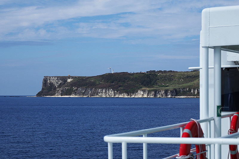 島の西端、白色凝灰岩の上に立つ黄色い屋根がマハラ展望台