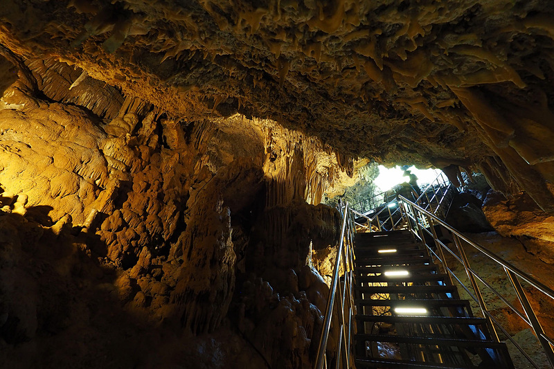 入り口から一気に下りますので振り向くと空が見えます