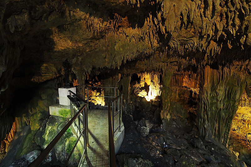 規模は小さいものの見事な鍾乳洞です