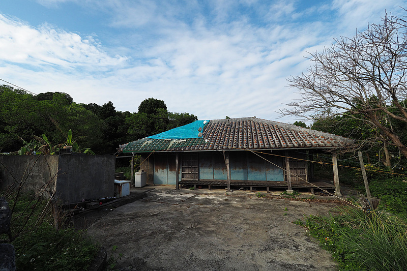 島の集落には映画「ナヴィの恋」のロケ地、ナヴィの家もあります。今年は台風が多かったので少々被害があったようです