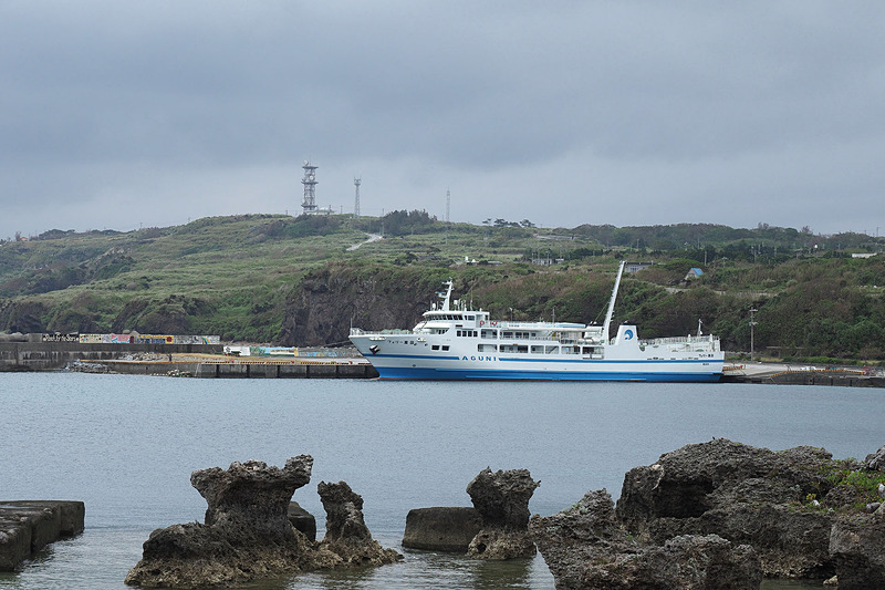 運ん崎の海岸線から見る粟国港。この島唯一の玄関口