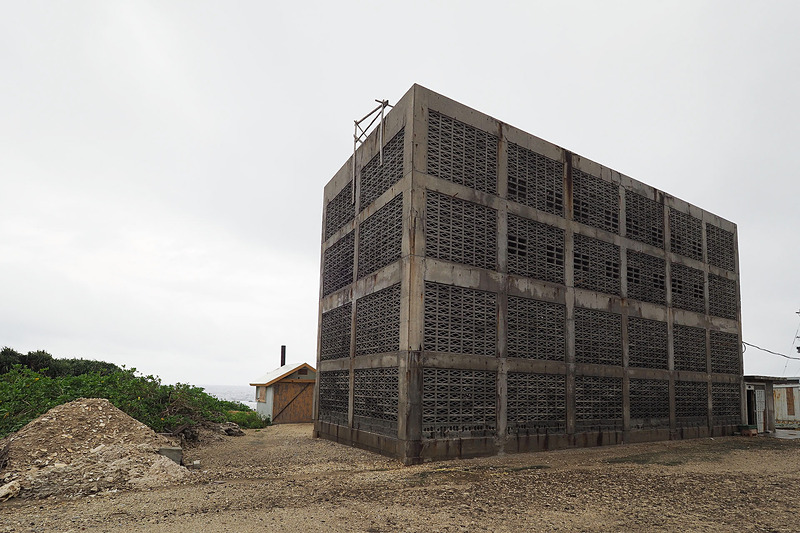 穴あきブロックを積み上げた「採かんタワー」。このなかを通り抜ける風によって塩分濃度を上げていく