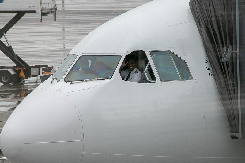 GA875便のパイロットやCA（客室乗務員）はとてもフレンドリーで親切。乗客たちが手を振ると、パイロットも手を振り返してくれた。CAの制服は民族衣装「サロンケバヤ」をモチーフにしたデザイン。一般の女性CAは「ピーコックブルー」と「オレンジ」の2種、女性パーサーは「ブルー」、ファーストクラス担当は「パープル」の制服を着用している